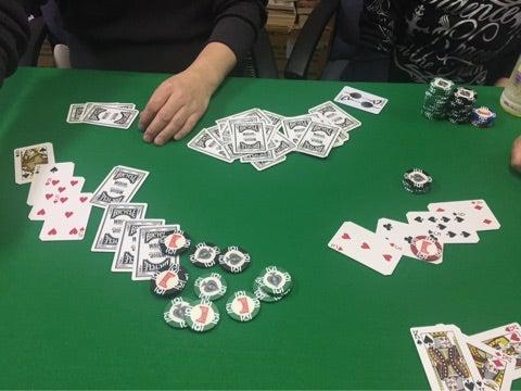 荘至 ポーカー: 熱狂のカードゲームの真髄